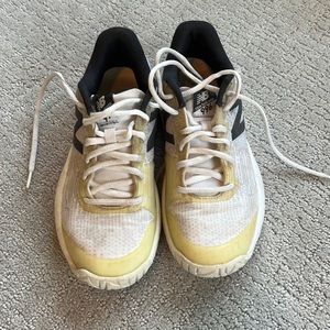New balance tennis shoes
